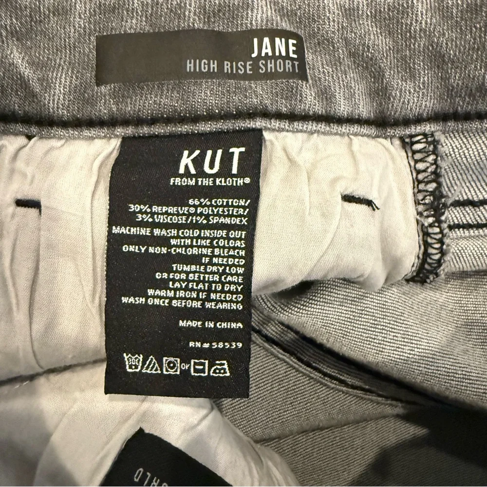 Kut from the Kloth Jane High Rise Gray Wash Jean Shorts Frayed Distressed 12 - Picture 5 of 8